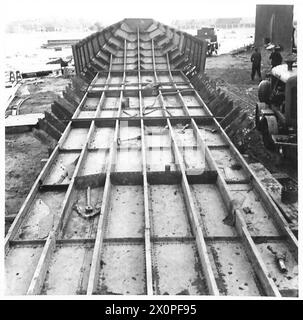 Die Royal Engineers bauen einen Motorstart mit einer Schraube und ein Lastkahn zusammen und zeigen die Vorbereitungen für die Konstruktion und den Start. Stockfoto