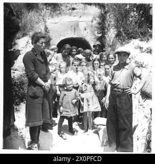 FÜNFTE ARMEE: BRITISCHE ARTILLERIE AN DER AMERIKANISCHEN FRONT - zwei italienische Familien aus Artena, die in Höhlen in den Hügeln außerhalb der Stadt leben. Fotografisches negativ, britische Armee Stockfoto