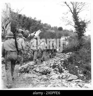 DIE 2. FRANZÖSISCHE MAROKKANISCHE DIVISION UNTER GENERAL DODY ENTLASTET DIE 34. US-DIVISION AN DER ITALIENISCHEN FRONT – französische marokkanische Truppen steigen in ihre Frontpositionen auf. Fotografisches negativ, britische Armee Stockfoto