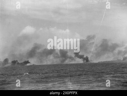 KAMPFÜBUNG FÜR GROSSBRITANNIENS OSTFLOTTE - VERLEGEN EINES RAUCHSCHIRMS. AUGUST 1942, AN BORD DER HMS MAURITIUS. - Eine Begegnung zwischen Zerstörern bei Manövern für die britische Ostflotte Stockfoto