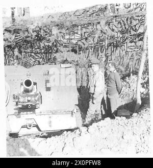 General Devers inspiziert eine 25-Pfünder-Kanone an der Ostitalienischen Front, die vom Major Temple of Cheshire erklärt wurde; die Kanonen werden von britischen Mitarbeitern zur Unterstützung indischer Truppen betrieben. Stockfoto