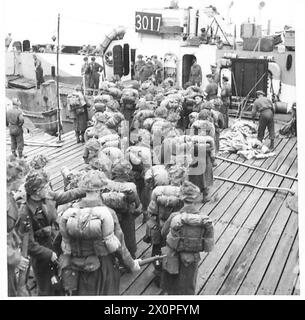 Fotografisches negativ, das Royal Engineers und Pioneers zeigt, wie sie sich auf eine Landungsbootinfanterie (L.C.I.) für den Einsatz nach Frankreich begeben. Stockfoto