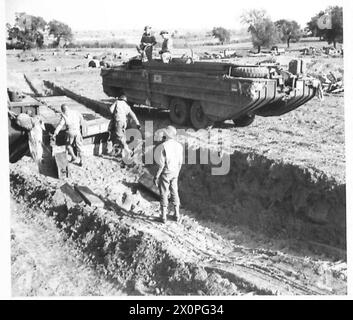 ITALIEN : FÜNFTE ARMYSUPPLIES FÜR ANZIO BRÜCKENKOPF - Entladung von Munition von Ducks auf einer Landdeponie fotografisches negativ , British Army Stockfoto