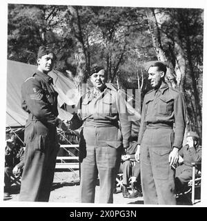 NORDAFRIKA : BEOBACHTERGESCHICHTE - Sgt. Feakins, Padre Gerrish, Gdsmn. Cummins von den 'Forest Murmurs'. Fotografisches negativ, britische Armee Stockfoto