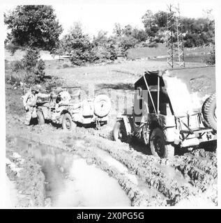 ITALIEN: FÜNFTER ARMYWITH DER AMERIKANER AN DER VENAFRO-FRONT - ein weiterer Jeep hilft dabei. Fotografisches negativ, britische Armee Stockfoto