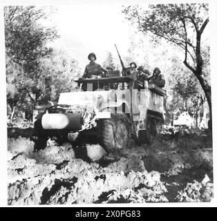 ITALIEN: FÜNFTER ARMYWITH DER AMERIKANER AN DER VENAFRO-FRONT - amerikanische Infanterie an Bord eines ihrer Halbspurfahrzeuge, die durch den Schlamm fliegen. Fotografisches negativ, britische Armee Stockfoto