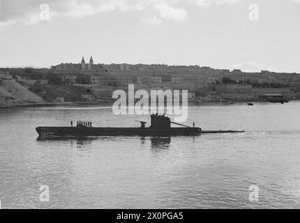 U-BOOTE UND U-BOOT-OFFIZIERE. 26. UND 27. JANUAR, MALTA U-BOOT-BASIS. - HMS UNA verlässt Malta auf Patrouille Stockfoto