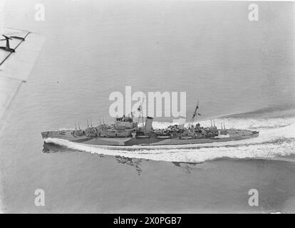 Am 1. August 1942 wird die HMS Argonaut mit hoher Geschwindigkeit in einem Luftbild über das Meer aufgenommen. Stockfoto