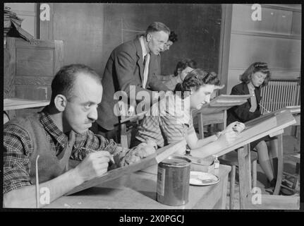 MORLEY COLLEGE IN WARTIME: ALLTAG AM MORLEY COLLEGE, WESTMINSTER BRIDGE ROAD, LONDON, ENGLAND, GROSSBRITANNIEN 1944: Studenten, die in einem Kunstkurs am Morley College arbeiten. Laut der Originalüberschrift ist der Mann, der in der Mitte steht, John Evans, ein Packer in einer Firma von optischen Glasherstellern, und „sein großes Ziel ist es, ein wirklich gutes Porträt zu malen“. Stockfoto