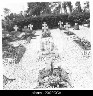 MAI 1943 ... WEITER NACH TUNIS – deutscher Friedhof mit etwa 200 Gräbern an der Straße Medjez-Tunis. Fotografisches negativ, britische Armee Stockfoto