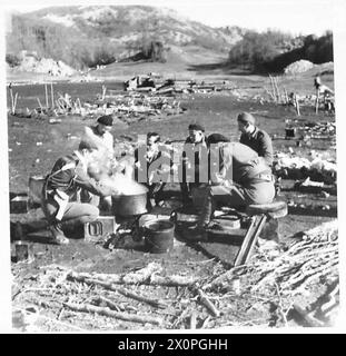 ALBANIEN : "HINTERZIMMER-JUNGS" AN DER FRONT - Mittagessen in primitiver Mode fotografisches negativ , British Army Stockfoto