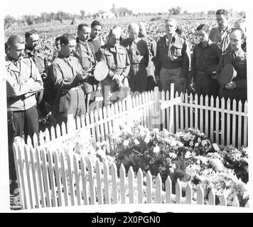 ITALIEN: GEDENKGOTTESDIENST FÜR KRIEGSKORRESPONDENTEN, DIE während des Dienstes IN SCAFATI GETÖTET WURDEN. Fotografisches negativ, britische Armee Stockfoto