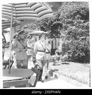 ITALIEN: GENERAL SIR H. ALEXANDER ERÖFFNET DAS RASTLAGER DER STREITKRÄFTE - General Alexander führt eine Inspektion des Rastzentrums durch. Fotografisches negativ, britische Armee Stockfoto