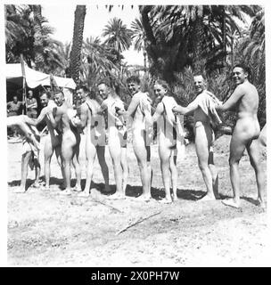 MIT Einer HIGHLAND-DIVISION IN DER MARETH-LINIE - kommunale Methode des Rücktrocknens, stellen sich die Männer auf und unterstützen sich gegenseitig. Fotografisches negativ, britische Armee Stockfoto