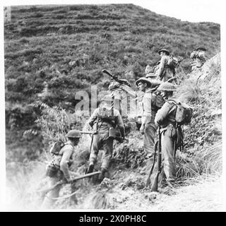 Das Foto zeigt einen Zug des 10. Royal Berkshire Regiments, der auf den Höhen der Fünften Armeefront in Italien vorrückt. Fotografisches negativ, britische Armee. Stockfoto