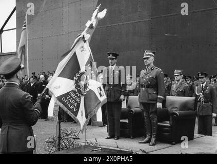 General Władysław Sikorski und Air Chief Marshal Charles Portal stellten am 28. Juli 1941 einen neuen Standard der polnischen Luftwaffe vor. Standard von Frauen aus Wilno (Wilna) unter sowjetischer Besatzung hergestellt und nach Großbritannien geschmuggelt. Stockfoto