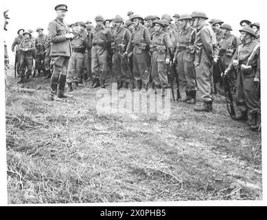 ULSTER HOME GUARD CAMP - Generalleutnant Franklyn spricht mit "Men of Down" über die Wichtigkeit der Home Guard Ausbildung. Fotografisches negativ, britische Armee Stockfoto