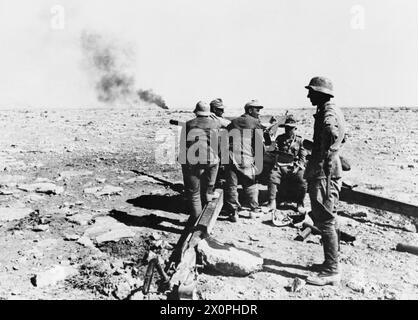 DIE SCHLACHT VON GAZALA, MAI-JUNI 1942 - Eine deutsche Geschützmannschaft mit einer 3,7 cm Pak 36 Panzerabwehrkanone in der Westwüste, Juni 1942 Deutsche Armee Stockfoto