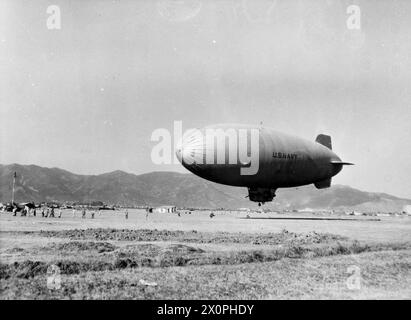 DIE MEERE WIEDER SICHER MACHEN. 1945. AUGUST AUF SEE IM GOLF VON GENUA. MIT DER 12. MINENRÄUMUNGSFLOTTE IM GOLF VON GENUA UNTER DEM KOMMANDO VON COMMANDER C SIMPSON, DSC, RN, COMMANDER MINENRÄUMUNG WESTITALIENS. SIE ARBEITEN AUF DER GRUNDLAGE VON KAPITULIERTEN FEINDKARTEN UND WERDEN VON SUPERMARINE WALROSSEFLUGZEUGEN UND DER US NAVY-ABSCHOTTUNG ZUR MINENBEOBACHTUNG UNTERSTÜTZT. - Blimp der US Navy startet vom Flughafen Pisa zur Minenräumung, um die 12. Minenräumungsflotte zu unterstützen Stockfoto