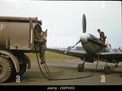 DIE ROYAL AIR FORCE IN GROSSBRITANNIEN, 1942: Bodenbesatzungen betanken einen Supermarine Spitfire Mark II in einer Operational Training Unit Royal Air Force Stockfoto