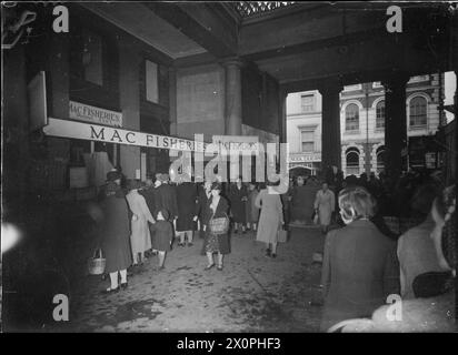 Geschäftige Szene auf dem höheren Markt in Exeter, Devon, im Oktober 1943, mit Ladenständen, Käufern, und Marktaktivität während des Krieges Großbritannien. Stockfoto