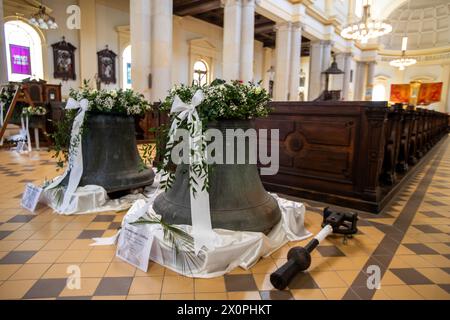 Ostrava, Tschechische Republik. April 2024. Eine Glocke, die die Nazis während des II. Beschlagnahmten WW, Rückkehr nach Tschechien, als Symbol des Friedens im Rahmen eines Projekts der Glockenwiederkehr in der Kathedrale des Göttlichen Erlösers in Ostrava, Tschechien, 13. April 2024. Quelle: Vladimir Prycek/CTK Photo/Alamy Live News Stockfoto