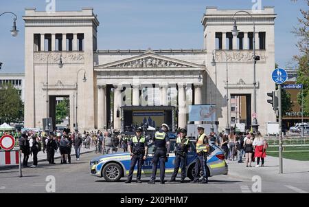 München, Deutschland. April 2024. Polizeibeamte sichern die Teilnehmer der „Marsch fürs Leben“-Kundgebung am Königsplatz. Quelle: Uwe Lein/dpa/Alamy Live News Stockfoto