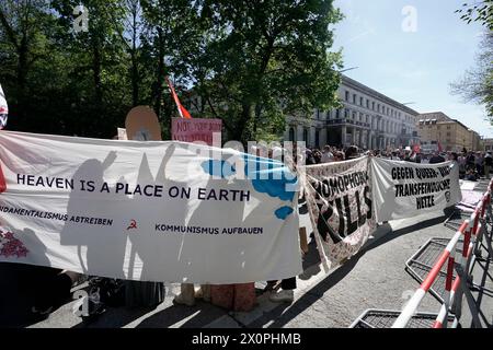 München, Deutschland. April 2024. Demonstranten gegen den "Marsch um Leben" schützen sich mit Spruchbändern gegen die Polizei am Königsplatz. Quelle: Uwe Lein/dpa/Alamy Live News Stockfoto