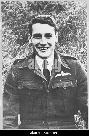 Flight Leutnant R.A. Hosking aus Dromana, Victoria, wird als Ausbilder in einer fotografischen Aufklärungseinheit in Großbritannien gezeigt, nachdem er 42 Operationen mit einer Moskitostaffel der RAF absolviert hatte, die 23 Länder fotografierte. Fotografisches negativ, Royal Air Force. Stockfoto
