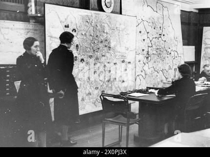 Der zentrale Luftangriff-Sicherheitskontrollraum in London, 24. Februar 1940, mit weiblichen Arbeitern, die Luftangriffe überwachen. Große Karten verfolgen bombardierte Gebiete und ARP-Servicepositionen. Stockfoto