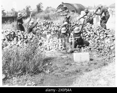 Das Foto zeigt das Personal der Heimwache auf einem Angriffskurs mit Raketenprojektoren und Flugabwehrkanonen, die „feindliche“ Angreifer angreifen, die überfordert und gefangen genommen wurden. Britische Armee. Stockfoto