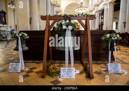 Ostrava, Tschechische Republik. April 2024. Eine Glocke, die die Nazis während des II. Beschlagnahmten WW, Rückkehr nach Tschechien, als Symbol des Friedens im Rahmen eines Projekts der Glockenwiederkehr in der Kathedrale des Göttlichen Erlösers in Ostrava, Tschechien, 13. April 2024. Quelle: Vladimir Prycek/CTK Photo/Alamy Live News Stockfoto