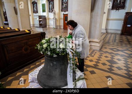 Ostrava, Tschechische Republik. April 2024. Eine Glocke, die die Nazis während des II. Beschlagnahmten WW, Rückkehr nach Tschechien, als Symbol des Friedens im Rahmen eines Projekts der Glockenwiederkehr in der Kathedrale des Göttlichen Erlösers in Ostrava, Tschechien, 13. April 2024. Quelle: Vladimir Prycek/CTK Photo/Alamy Live News Stockfoto