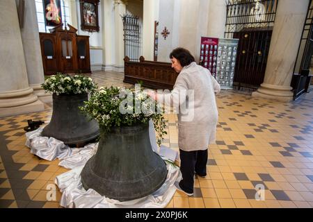 Ostrava, Tschechische Republik. April 2024. Eine Glocke, die die Nazis während des II. Beschlagnahmten WW, Rückkehr nach Tschechien, als Symbol des Friedens im Rahmen eines Projekts der Glockenwiederkehr in der Kathedrale des Göttlichen Erlösers in Ostrava, Tschechien, 13. April 2024. Quelle: Vladimir Prycek/CTK Photo/Alamy Live News Stockfoto