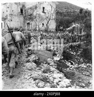 DIE 2. FRANZÖSISCHE MAROKKANISCHE DIVISION UNTER GENERAL DODY ENTLASTET DIE 34. US-DIVISION AN DER ITALIENISCHEN FRONT – französische marokkanische Truppen steigen in ihre Frontpositionen auf. Fotografisches negativ, britische Armee Stockfoto