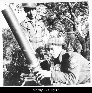 ITALIEN: 8. ARMEE - Verlegen des 4,2-Zoll-Mörsers. Von links nach rechts:- Pte. W. Faircrass von Battersea, London CPL. W. Merryweather ebenfalls von Battersea. Fotografisches negativ, britische Armee Stockfoto