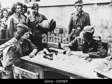 Sowjetische Gefangene werden von deutschen Soldaten verhört, nachdem sie während des Zweiten Weltkriegs an der Ostfront gefangen genommen wurden. Stockfoto