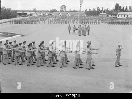 KÖNIGLICHE LUFTWAFFE, DIE RHODESISCHE LUFTWAFFE IN SÜDRHODESIEN, 1941-1945. - Air Vice Marshal C W Meredith, Air Officer Commanding RATG, feiert den Gruß während einer außergreifenden Parade im ersten Trainingsflügel der Bulawayo Royal Air Force, Rhodesian Air Training Group Stockfoto