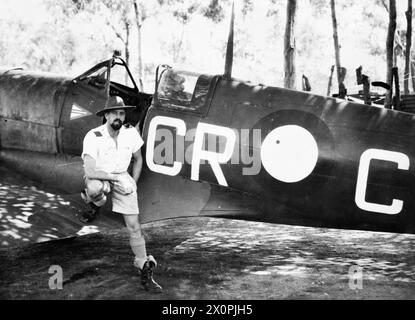 COMMONWEALTH AIR ACES DES ZWEITEN WELTKRIEGS - Wing Commander Clive 'Killer' Caldwell, der erfolgreichste australische Jagdpilot des Krieges mit 28 Siegen, posierte neben seinem Spitfire. Er flog gegen die Deutschen in Nordafrika und führte dann den Australian Spitfire Wing in Nordaustralien gegen den Japaner Caldwell Clive Robertson Stockfoto