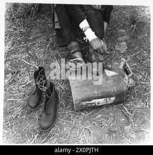 F. Moore von 56 High Field Road, Salford, Lancs, tauscht seine abgenutzten Sandalen zum Glück gegen ein Paar Army Stiefel aus, die von den Südafrikanern ausgegeben wurden. Moores Regiment war die 12 Lancers. Fotografisches negativ, britische Armee Stockfoto