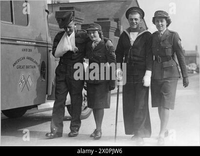 Miss Eleanor Hedley hilft einem schottischen Regimentssoldaten und Miss Vivian Thomas hilft einem Seemann während des Transfers zwischen Krankenhäusern in Nordostengland, 1941. Fotografisches negativ von der anglo-amerikanischen Ambulanzeinheit. Stockfoto