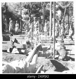 REKONVALESZENZHEIM IN NORDAFRIKA - Open-Air-Klasse für Patienten mit Beinverletzungen. Fotografisches negativ, britische Armee Stockfoto