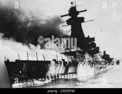 Das deutsche Schlachtschiff Admiral Graf Spee brennt, nachdem es während des Zweiten Weltkriegs in der Flussmündung in Montevideo in Uruguay versenkt wurde. Stockfoto