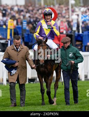 Liverpool, Großbritannien. April 2024. 13. April 2024; Aintree Racecourse, Aintree, Merseyside, England: 2024 Grand National Festival Day 3; Charlie Todd nach dem Sieg auf Gwennie May Boy während der William Hill Handicap Hürdle Credit: Action Plus Sports Images/Alamy Live News Stockfoto