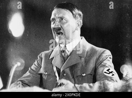 Adolf Hitler ist in einem Schwarzweiß-Fotonegativ dargestellt. Stockfoto