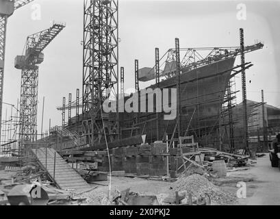 MÄNNER UND FRAUEN HINTER GROSSBRITANNIENS SCHIFFEN. MAI 1945, YARGARS MARINESCHIFT, GLASGOW. - Ein Zerstörer auf den Beständen Yarrow & Company Limited, Glasgow, Schiffbauer Stockfoto