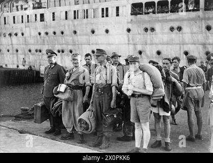 MIT DEM VILLE D'ORAN. 31. MAI 1945, HAFEN VON ALEXANDRIA. KRIEGSGEFANGENE WURDEN AUF DEM FRANZÖSISCHEN SCHIFF AUS DEUTSCHEN GEFANGENENLAGERN IN NORDITALIEN ZURÜCKGEBRACHT. Deutsche Offiziere gehörten zu den 1,835 Kriegsgefangenen, die aus Norditalien in die VILLE D'ORAN zurückgebracht wurden, auf dem Weg zu Internierungslagern in Ägypten Stockfoto