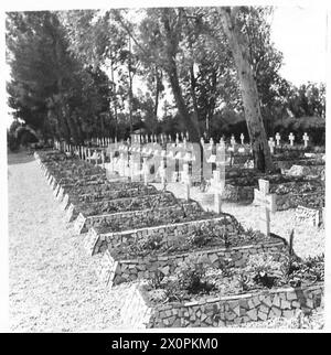 MAI 1943 ... WEITER NACH TUNIS – deutscher Friedhof mit etwa 200 Gräbern an der Straße Medjez-Tunis. Fotografisches negativ, britische Armee Stockfoto