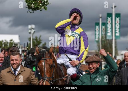 Liverpool, Großbritannien. April 2024. Gwennie May Boy, geritten von Charlie Todd und trainiert von Dan Skelton, gewinnt die 13:20 William Hill Handicap Hürde während des Randox Grand National Day 2024 auf der Aintree Racecourse, Liverpool, Vereinigtes Königreich, 13. April 2024 (Foto: Mark Cosgrove/News Images) in Liverpool, Vereinigtes Königreich am 13. April 2024. (Foto: Mark Cosgrove/News Images/SIPA USA) Credit: SIPA USA/Alamy Live News Stockfoto