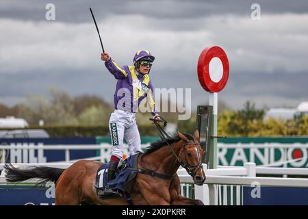 Liverpool, Großbritannien. April 2024. Gwennie May Boy, geritten von Charlie Todd und trainiert von Dan Skelton, gewinnt die 13:20 William Hill Handicap Hürde während des Randox Grand National Day 2024 auf der Aintree Racecourse, Liverpool, Vereinigtes Königreich, 13. April 2024 (Foto: Mark Cosgrove/News Images) in Liverpool, Vereinigtes Königreich am 13. April 2024. (Foto: Mark Cosgrove/News Images/SIPA USA) Credit: SIPA USA/Alamy Live News Stockfoto